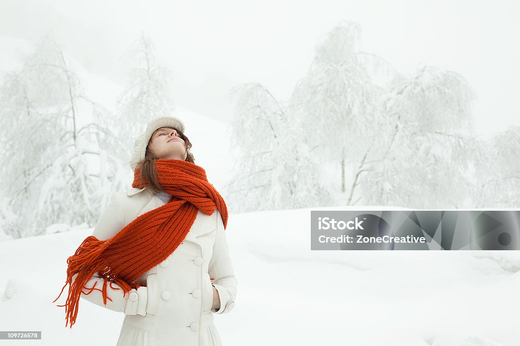 Bella ragazza rilassante libertà di pensare Ritratto outdoor invernale con - Foto stock royalty-free di Abbigliamento casual