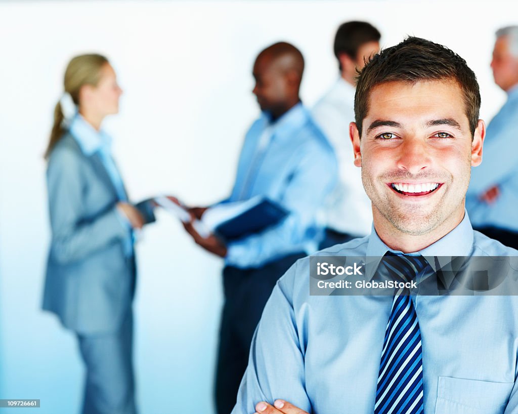 ビジネスマン笑顔で、お仕事仲間との背景 - 5人のロイヤリティフリーストックフォト