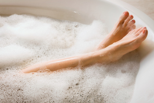 Woman's Legs & cuadrados en baño de burbujas photo