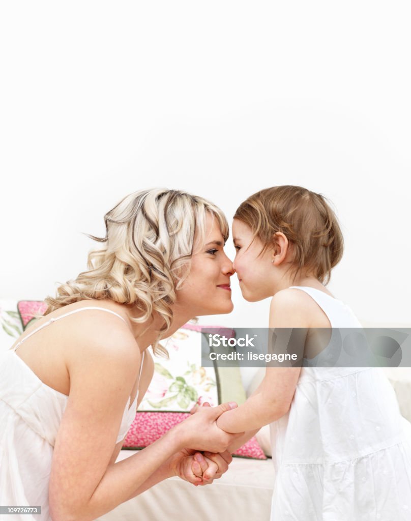 Mutter und Tochter Küssen auf der Nase - Lizenzfrei Muttertag Stock-Foto