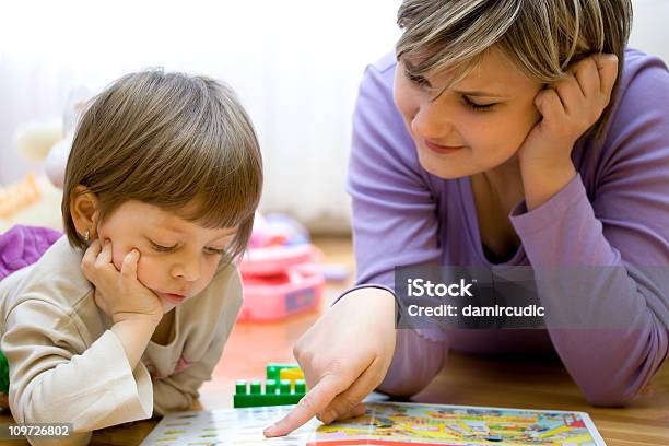 Madre Y Niño Leyendo Libro De Imágenes Foto de stock y más banco de imágenes de Acostado - Acostado, Adulto, Alegre