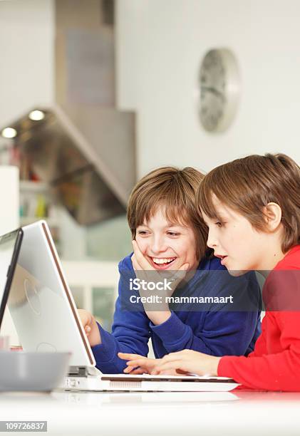 Kinder Mit Laptop Stockfoto und mehr Bilder von 10-11 Jahre - 10-11 Jahre, 8-9 Jahre, Arbeiten