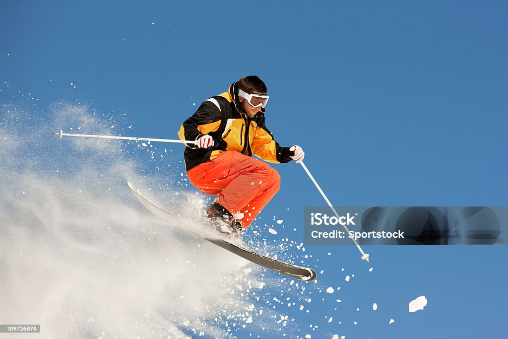 Macho esquiador Airborne contra el cielo azul - Foto de stock de Saltar - Actividad física libre de derechos