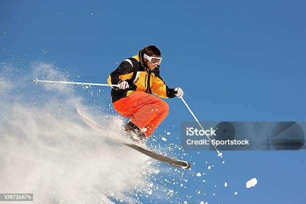 Macho Esquiador Airborne Contra El Cielo Azul Foto de stock y más banco de imágenes de Saltar - Actividad física - Saltar - Actividad física, Esquí - Deporte, Montaña