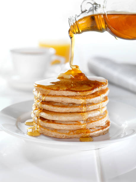 integrale pancake con sciroppo d'acero - syrup foto e immagini stock