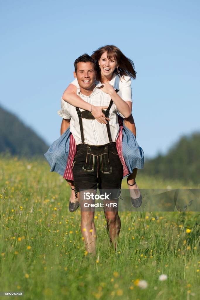 Tradicional Tracht, verão Amor - Royalty-free Casal Foto de stock