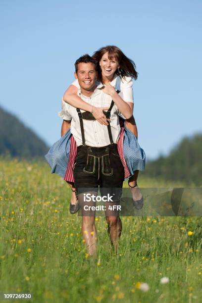 Tradicional Tracht Verão Amor - Fotografias de stock e mais imagens de Casal - Casal, Vestido à Camponesa, Áustria