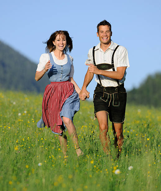 sommer liebe paar in traditioneller tracht - österreich tracht stock-fotos und bilder