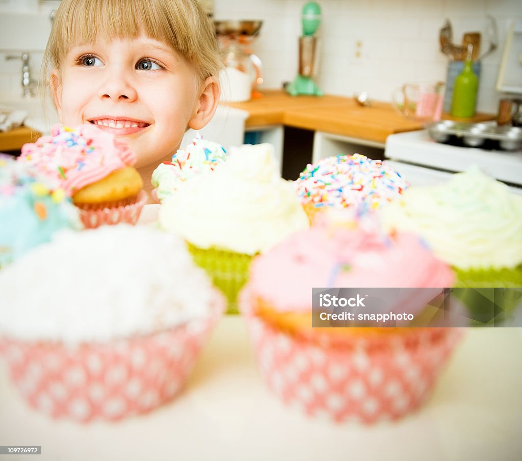 Cupcakes y niño - Foto de stock de Alimento libre de derechos