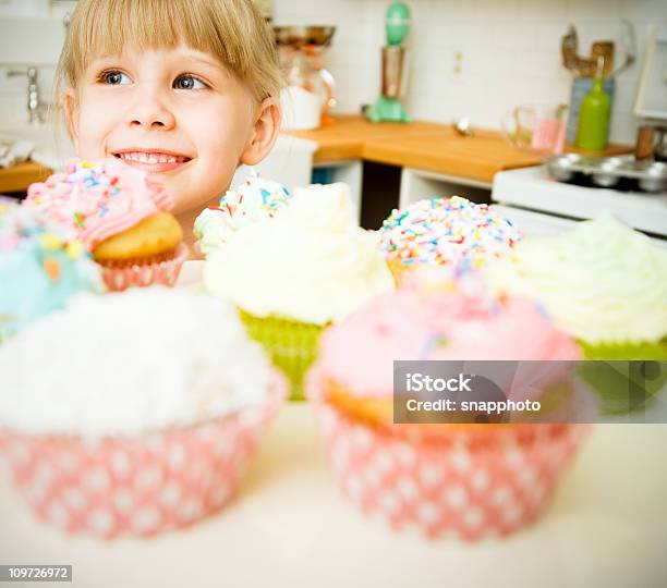 Cupcakes Y Niño Foto de stock y más banco de imágenes de Alimento - Alimento, Cocina doméstica, Color - Tipo de imagen
