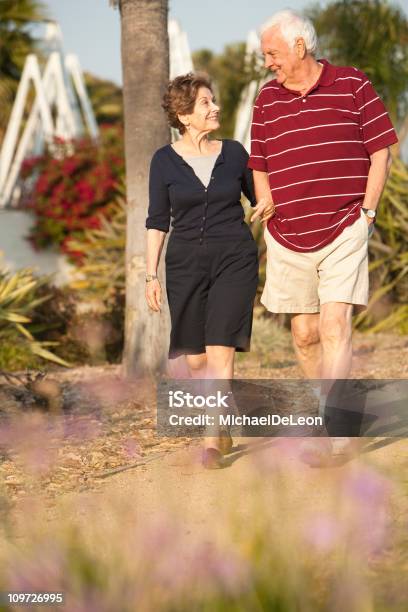 年配のカップル歩行 - 2人のストックフォトや画像を多数ご用意 - 2人, 60-64歳, 65-69歳