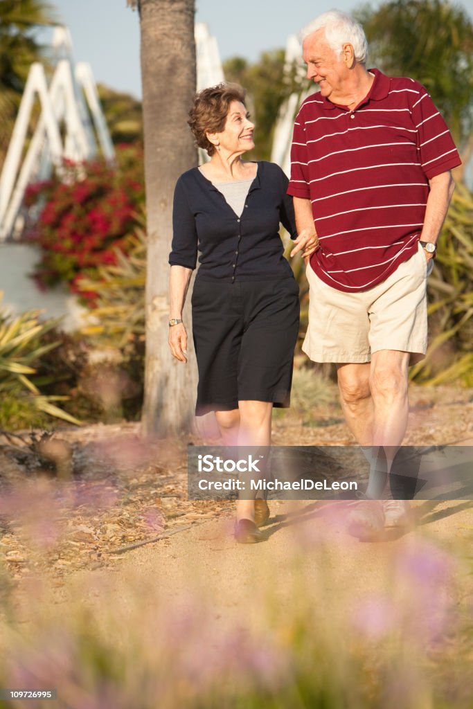 Пожилая пара ходить - Стоковые фото 60-64 года роялти-фри