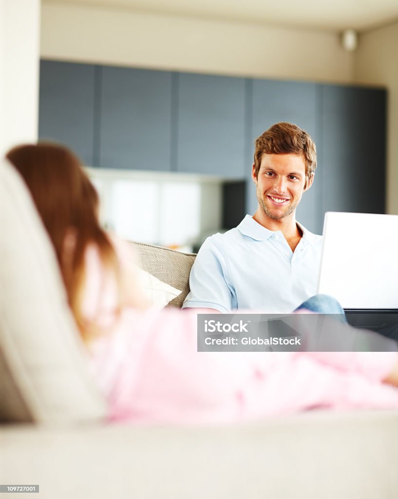 Padre e figlia, parlando a casa - Foto stock royalty-free di 20-24 anni