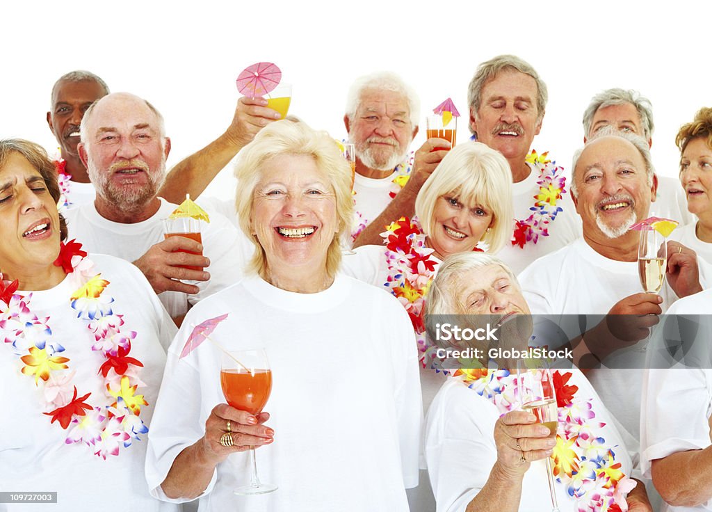 Anziani in una spiaggia hawaiana parti - Foto stock royalty-free di 60-64 anni