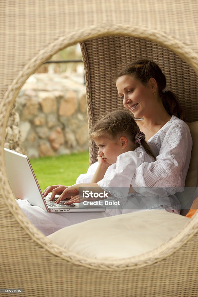 Mãe e filha olhando para computador portátil - Royalty-free 30-39 Anos Foto de stock