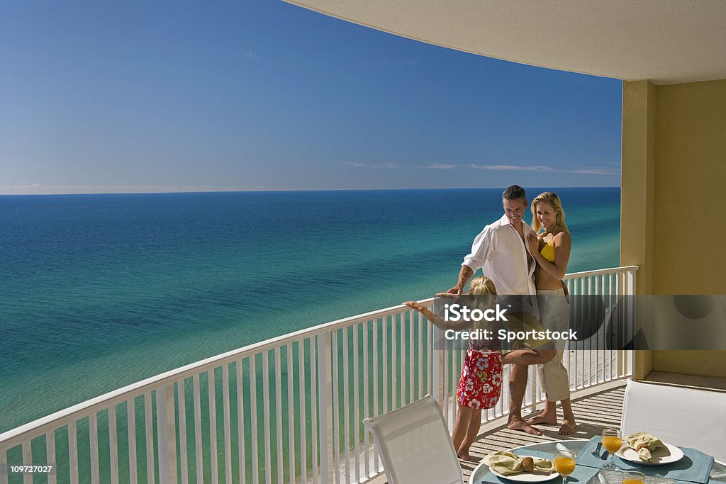 Família de três de Hotel varanda com vista para Ocean - Royalty-free Família Foto de stock