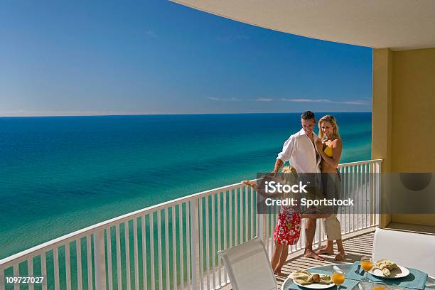 Família De Três De Hotel Varanda Com Vista Para Ocean - Fotografias de stock e mais imagens de Família