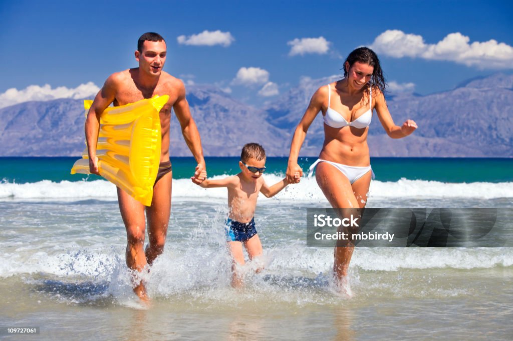 Glückliche Familie Spaß am Strand - Lizenzfrei Aktiver Lebensstil Stock-Foto