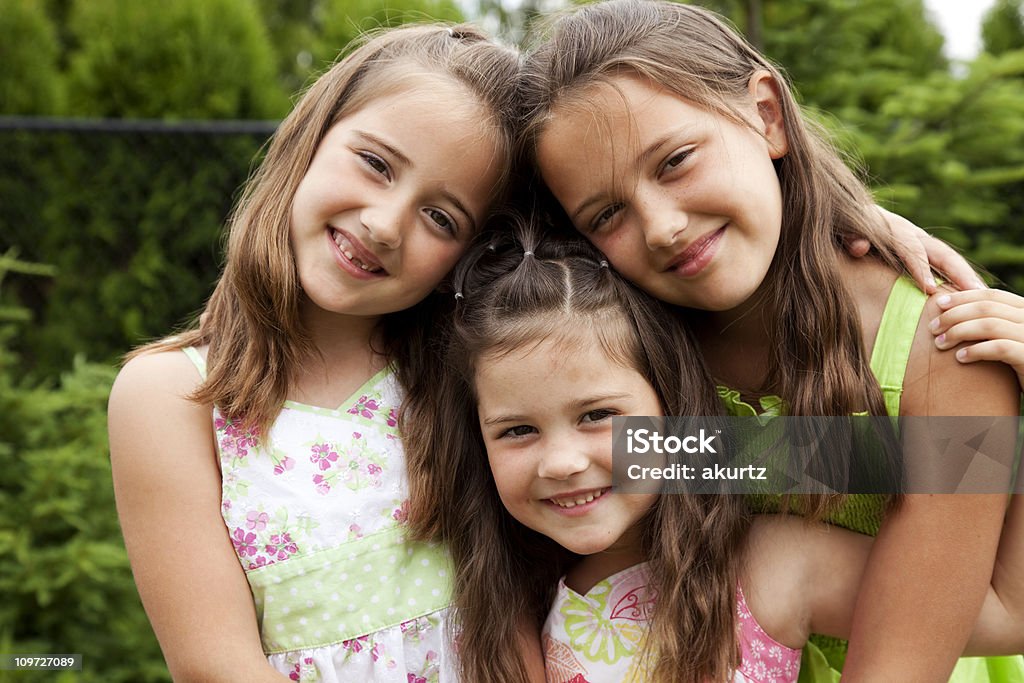 Tres chicas encantadores edad primaria hermanas aire libre; Primer plano - Foto de stock de 10-11 años libre de derechos