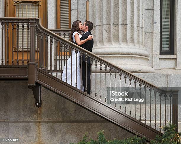 Braut Und Bräutigam Auf Treppe Stockfoto und mehr Bilder von Attraktive Frau - Attraktive Frau, Außenaufnahme von Gebäuden, Bauwerk