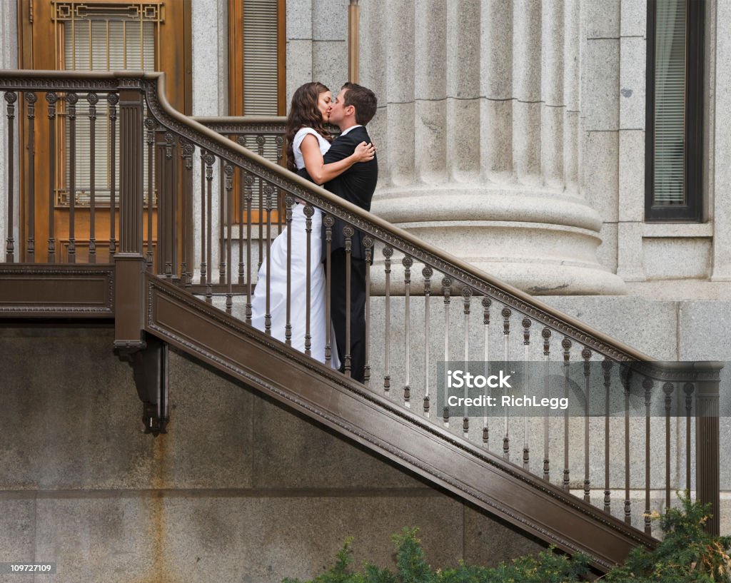 Le marié et la mariée sur l'escalier - Photo de Adulte libre de droits