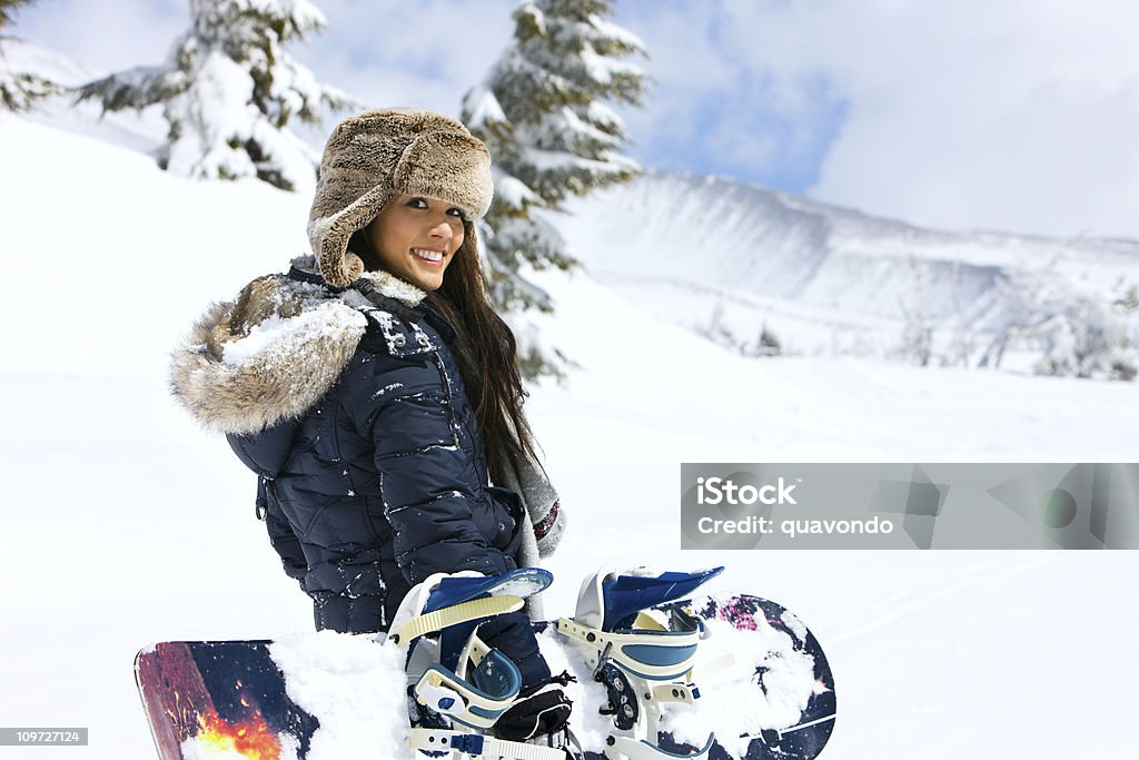 Schöne Junge Frau tragen Snowboard auf schneebedeckte Berge, Textfreiraum - Lizenzfrei Frauen Stock-Foto