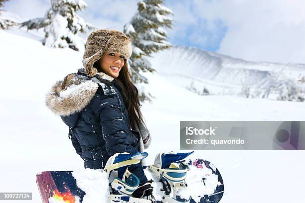 Schöne Junge Frau Tragen Snowboard Auf Schneebedeckte Berge Textfreiraum Stockfoto und mehr Bilder von Frauen