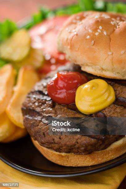 Gegrillter Hamburger Stockfoto und mehr Bilder von Burger - Burger, Einfachheit, Brötchen