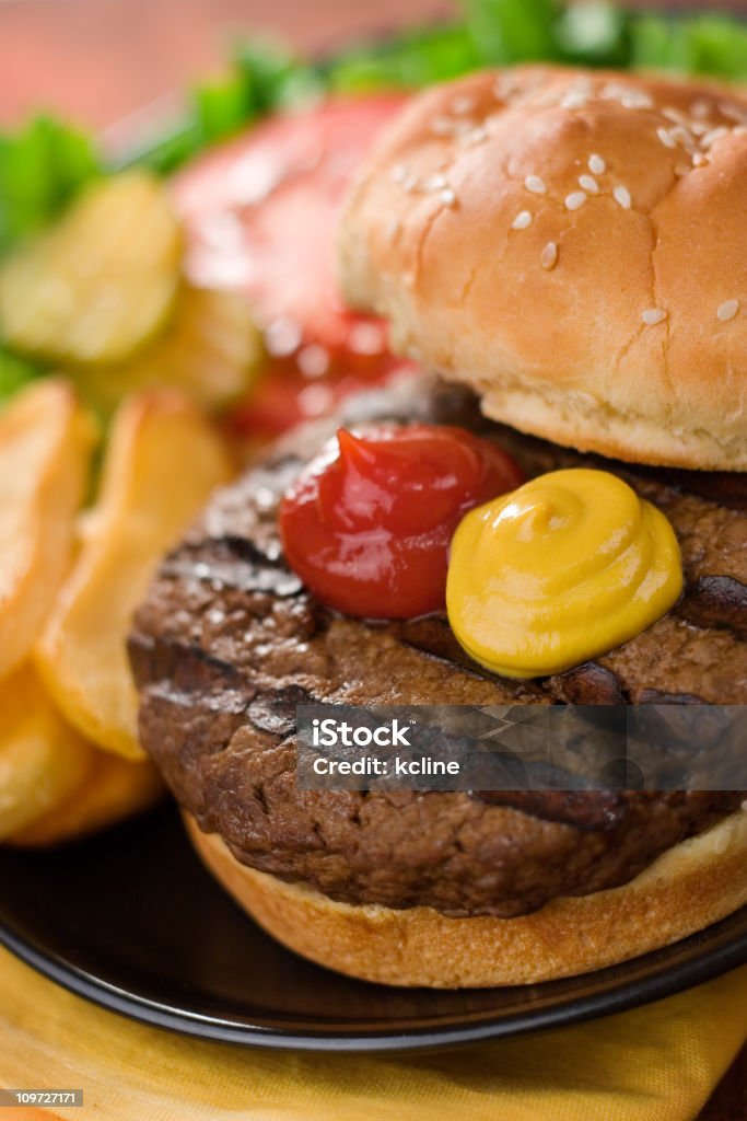 Hamburguesas a la parrilla - Foto de stock de Hamburguesa - Alimento libre de derechos