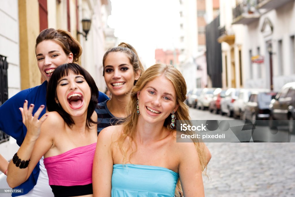 Quatre jeune femme rire et souriant dans la rue - Photo de Adolescence libre de droits