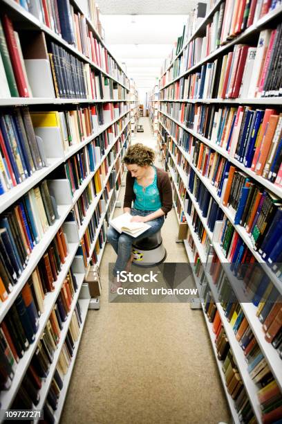 Der Bibliothek Arbeitszimmer Stockfoto und mehr Bilder von Universitätsstudent - Universitätsstudent, Akademisches Lernen, Arbeiten
