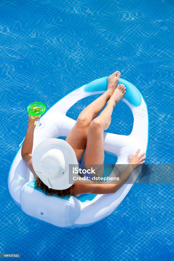 Mulher relaxante na piscina - Foto de stock de 30 Anos royalty-free