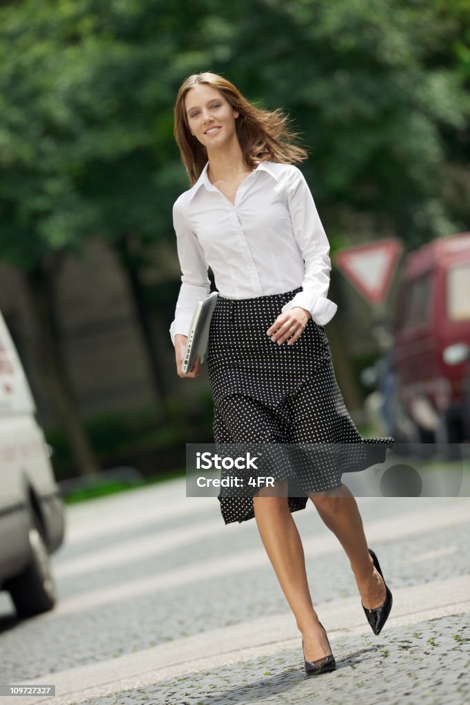 Biznes kobieta w pośpiechu-odkryty (XXXL - Zbiór zdjęć royalty-free (Kobiety)