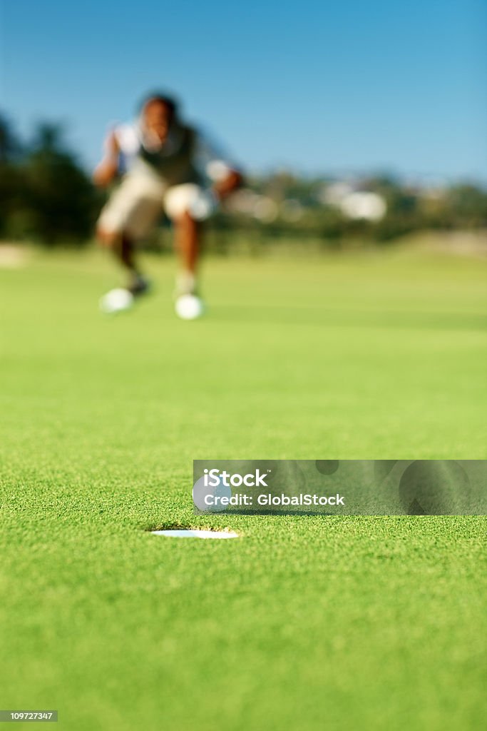 African American golf durante un partido de golf - Foto de stock de Golf libre de derechos