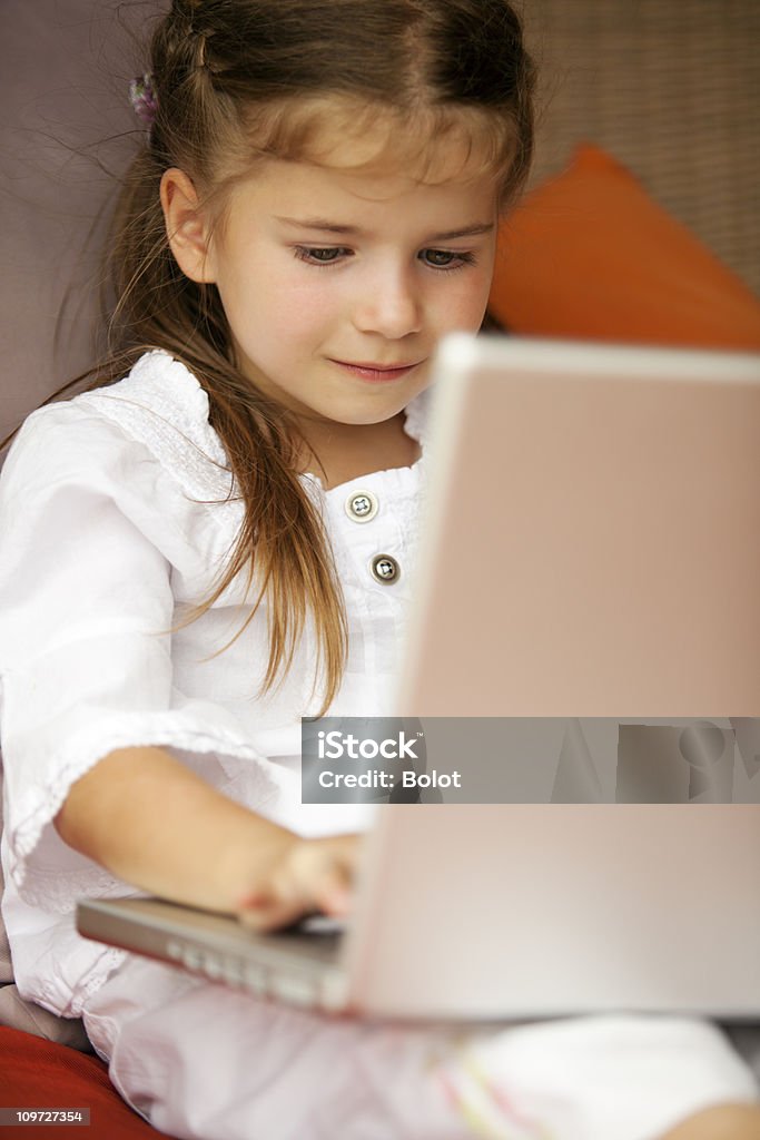 Маленькая девочка, используя ноутбук на открытом воздухе - Стоковые фото 4-5 лет роялти-фри