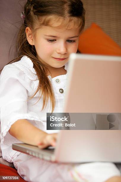 Маленькая Девочка Используя Ноутбук На Открытом Воздухе — стоковые фотографии и другие картинки 4-5 лет