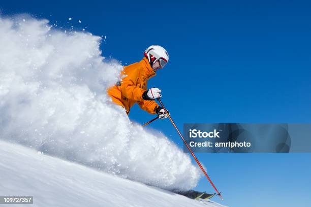 Esquiador Aparecendo De Nuvem De Neve - Fotografias de stock e mais imagens de Adulto - Adulto, Ao Ar Livre, Atividade