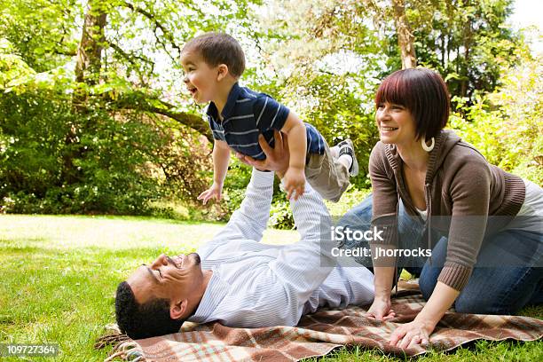 Foto de Jovem Família Jogando No Parque e mais fotos de stock de Adulto - Adulto, Afro-americano, Amor