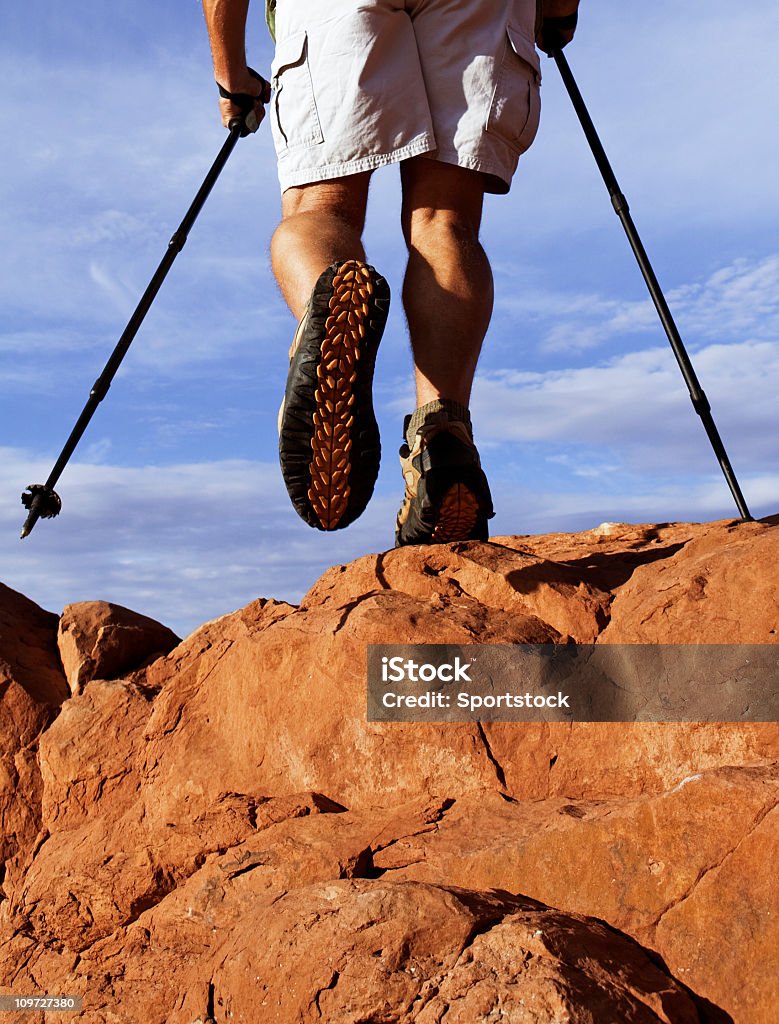 Ноги самцов Hiker восхождение на скалах в Моэб, Юта - Стоковые фото Вертикальный роялти-фри