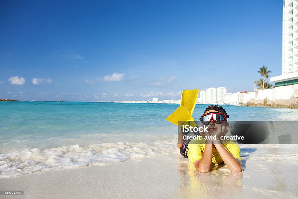 Estilos de vida; vacaciones para practicar esnórquel niño en la playa - Foto de stock de Cancún libre de derechos