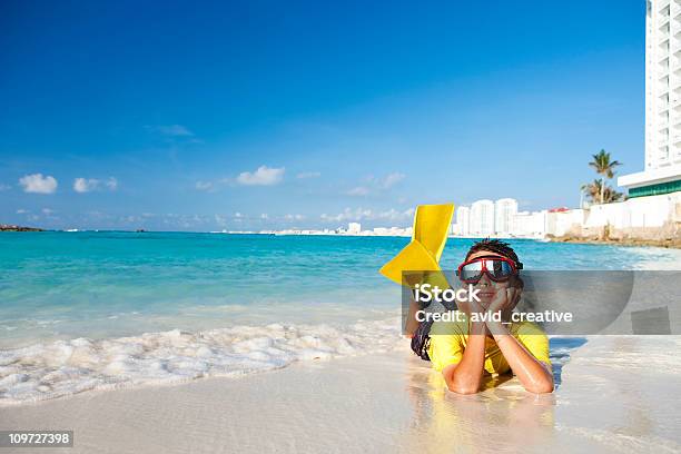 Photo libre de droit de Vacances De Style De Vieplongée Avec Masque Et Tuba Garçon Sur La Plage banque d'images et plus d'images libres de droit de Cancun