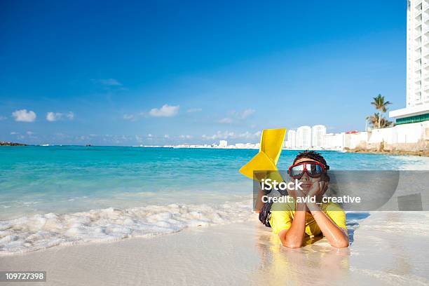 休暇でのライフスタイルシュノーケリングのビーチボーイ - カンクンのストックフォトや画像を多数ご用意 - カンクン, シュノーケリングをする, 浜辺