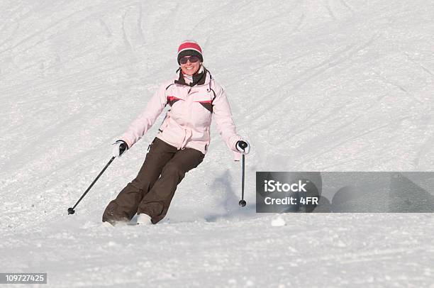 Frau Skifahren Mit Skispur Auf Einem Slope Stockfoto und mehr Bilder von 20-24 Jahre - 20-24 Jahre, Aktiver Lebensstil, Anhöhe