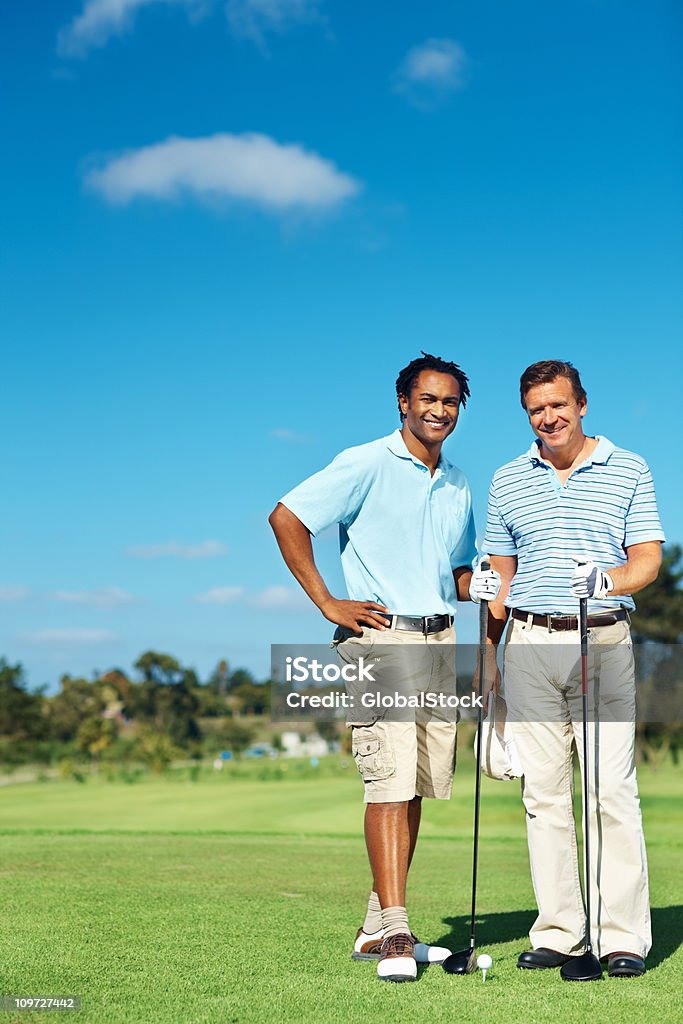Feliz Jogador de golfe em pé juntos em campo - Foto de stock de 20 Anos royalty-free