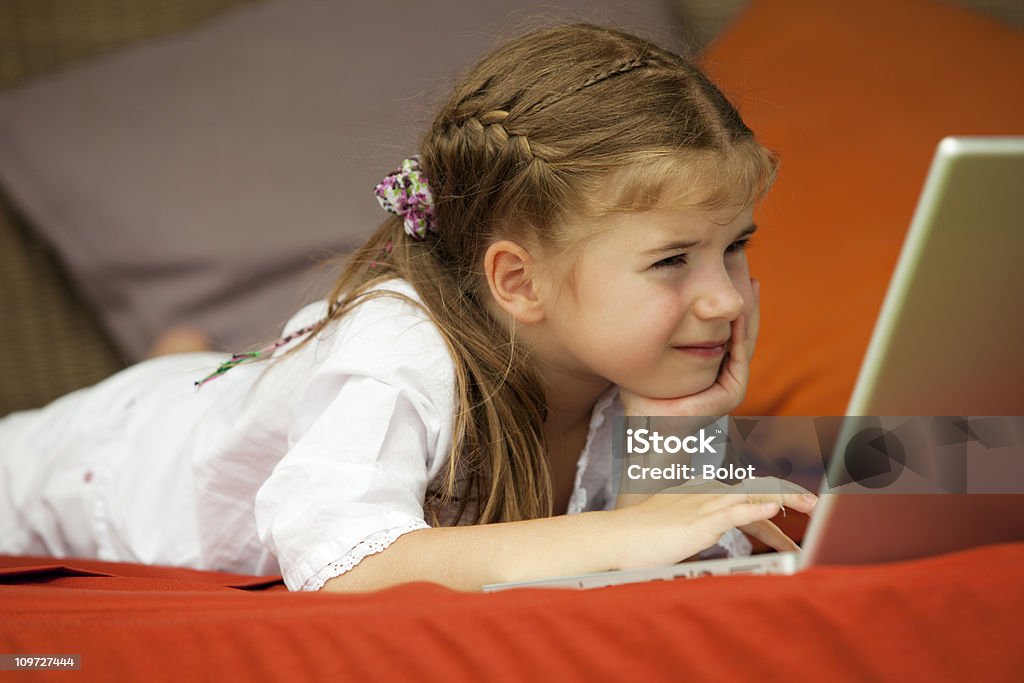 소녀만 사용하여 랩탑형 야외 - 로열티 프리 4-5세 스톡 사진