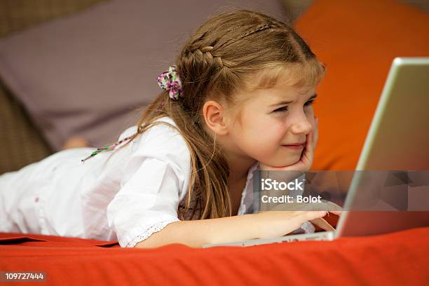 Маленькая Девочка Используя Ноутбук На Открытом Воздухе — стоковые фотографии и другие картинки 4-5 лет