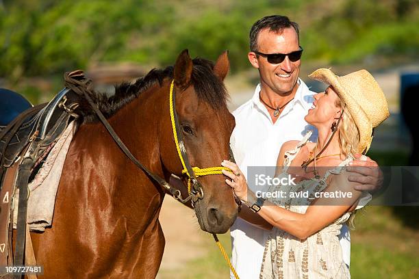 Vacanza Stile Di Vitacoppia A Cavallo - Fotografie stock e altre immagini di Abbigliamento casual - Abbigliamento casual, Adulto, Adulto di mezza età