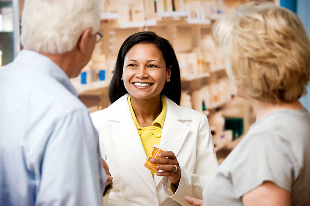 薬局 - pharmacy pharmacist smiling pill ストックフォトと画像