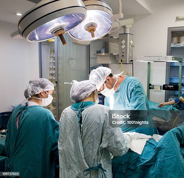 Arzt Und Krankenschwestern Auf Betrieb Stockfoto und mehr Bilder von Notaufnahme - Notaufnahme, Operation, Chirurg