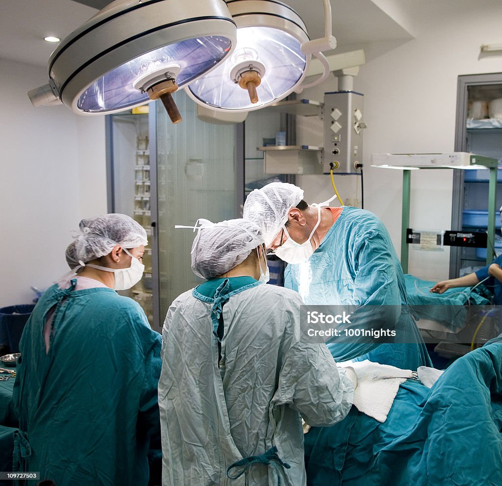 Врачи и медсестры на работу - Стоковые фото Операция роялти-фри